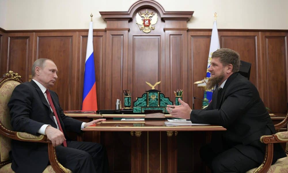 Foto de archivo (20/04/2017) del presidente de Rusia, Vladímir Putin (i), junto con el jefe de la república de Chechenia, Ramzan Kadírov (d), en el Kremlin. EFE/Alexei Druzhinin / Sputnik CRÉDITO OBLIGATORIO *POOL*[CRÉDITO OBLIGATORIO *POOL*]