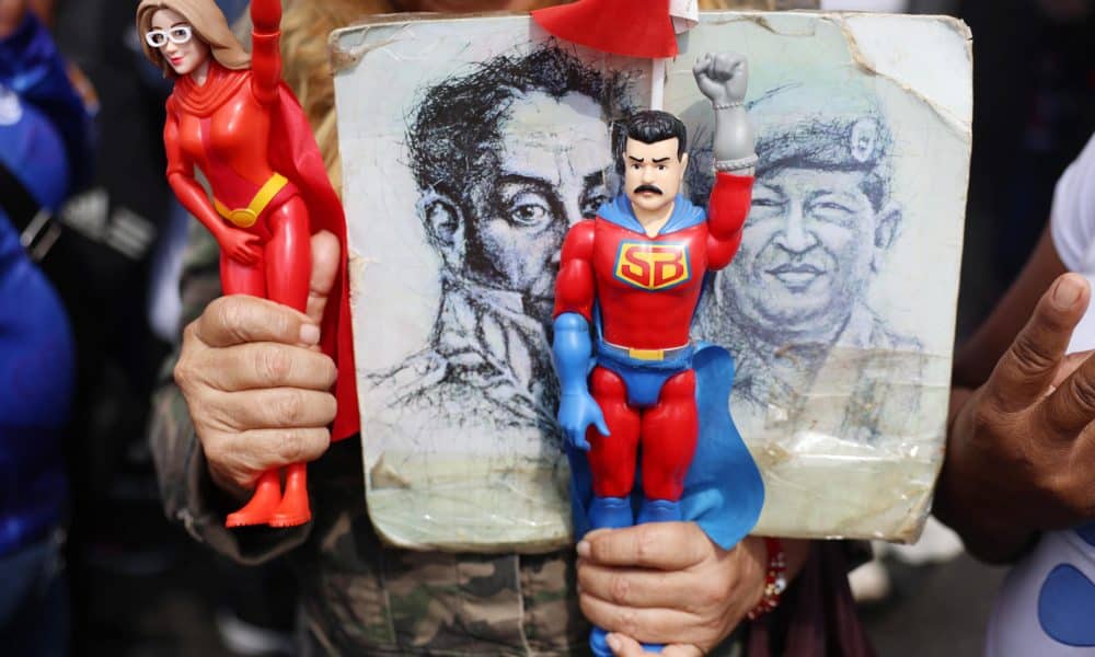 FOTODELDÍA AME2995. CARACAS (VENEZUELA), 07/01/2026.- Personas sostienen figuras del presidente de Venezuela, Nicolás Maduro, y de su esposa Cilia Flores, durante una manifestación de simpatizantes del oficialismo este miércoles, en Caracas (Venezuela). El chavismo cierra filas tras la captura de Maduro en torno a Delcy Rodríguez, quien ejerce como presidenta encargada. EFE/ Miguel Gutiérrez