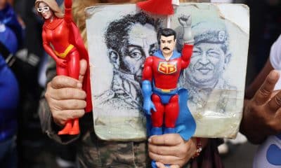 FOTODELDÍA AME2995. CARACAS (VENEZUELA), 07/01/2026.- Personas sostienen figuras del presidente de Venezuela, Nicolás Maduro, y de su esposa Cilia Flores, durante una manifestación de simpatizantes del oficialismo este miércoles, en Caracas (Venezuela). El chavismo cierra filas tras la captura de Maduro en torno a Delcy Rodríguez, quien ejerce como presidenta encargada. EFE/ Miguel Gutiérrez