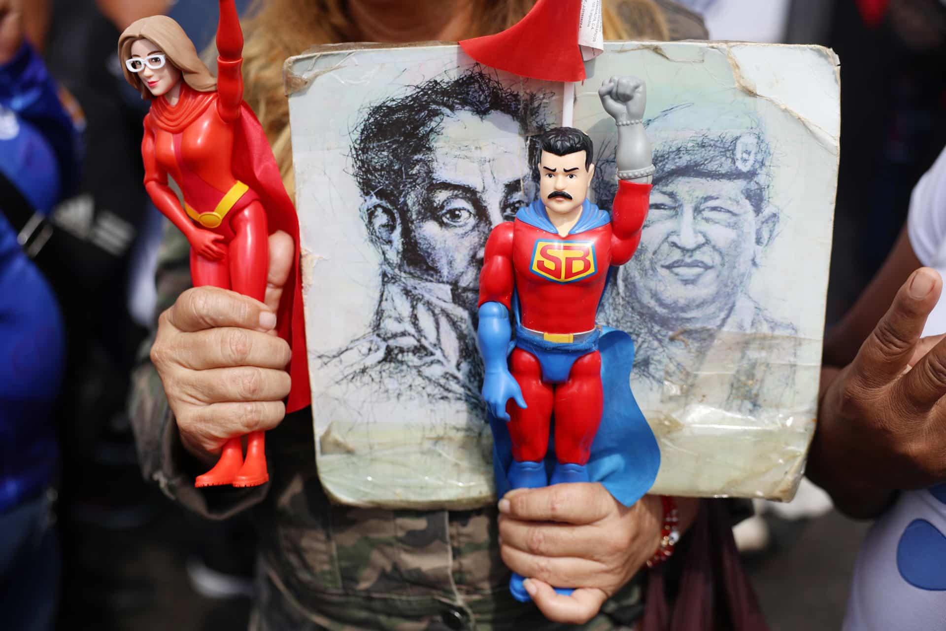FOTODELDÍA AME2995. CARACAS (VENEZUELA), 07/01/2026.- Personas sostienen figuras del presidente de Venezuela, Nicolás Maduro, y de su esposa Cilia Flores, durante una manifestación de simpatizantes del oficialismo este miércoles, en Caracas (Venezuela). El chavismo cierra filas tras la captura de Maduro en torno a Delcy Rodríguez, quien ejerce como presidenta encargada. EFE/ Miguel Gutiérrez