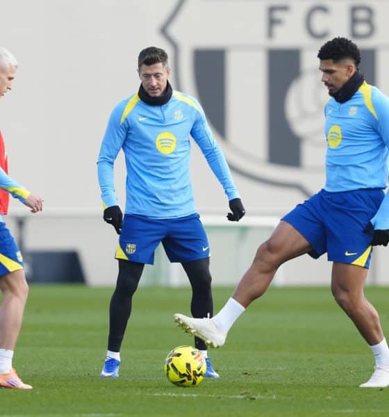 El delantero del FC Barcelona, Robert Lewandowski (c) junto a sus compañeros Dani Olmo (i) y Ronald Araújo (d) durante un entrenamiento del equipo en la ciudad deportiva Joan Gamper. EFE/Alejandro García