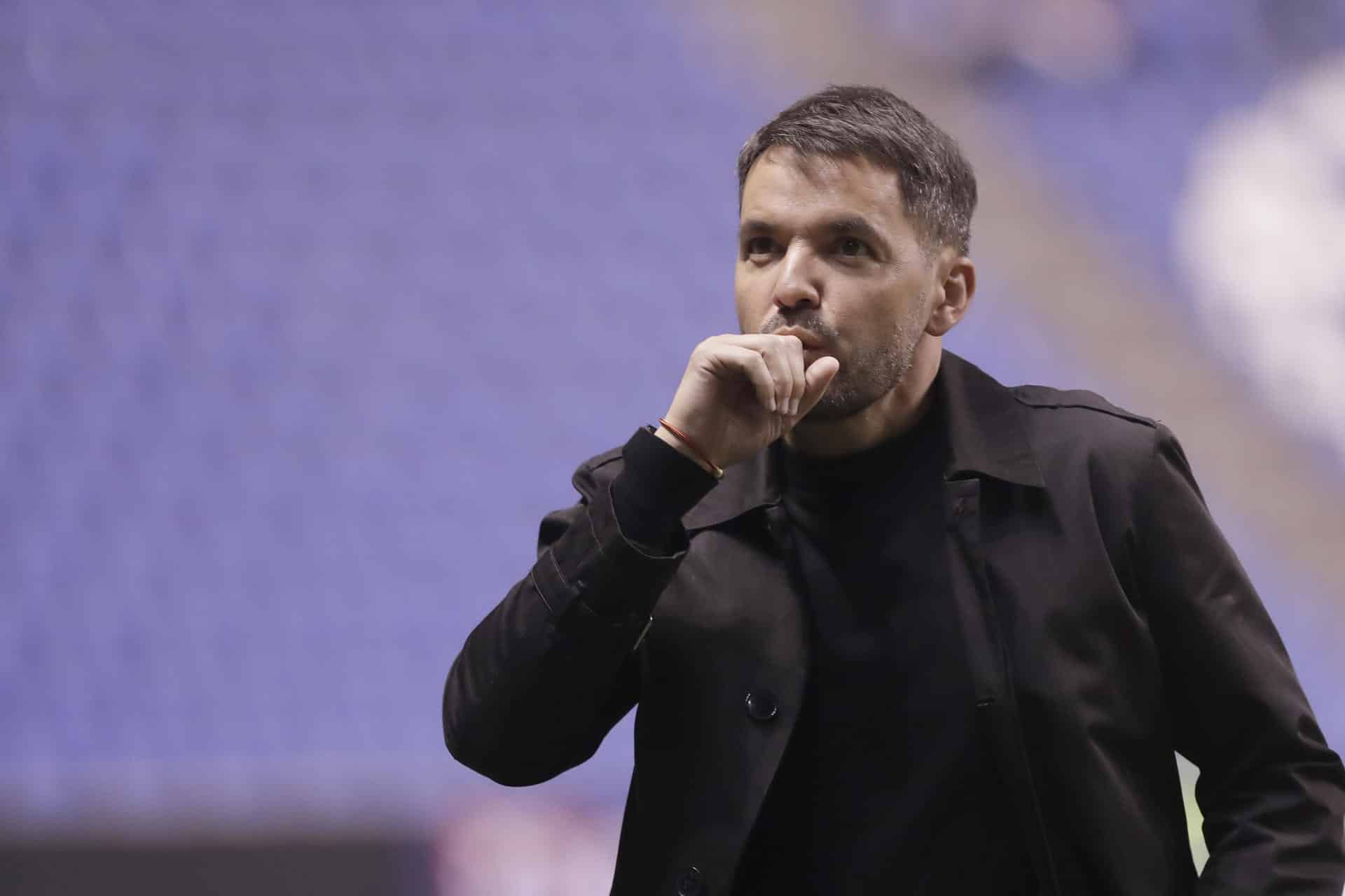 Imagen de archivo del entrenador de Cruz Azul Nicolás Larcamón reaccionando durante un partido del torneo Clausura 2026 de la Liga MX entre Cruz Azul y Puebla en el estadio Cuauhtémoc en Puebla (México). EFE/ Hilda Ríos