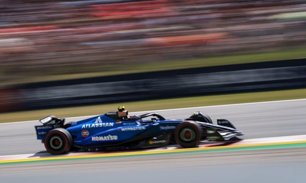 Fotografía de Siu Wu, en la que puede verse en una imagen de archivo del 1 de junio de 2025 al piloto español del equipo Williams Carlos Sainz, durante una prueba. EFE