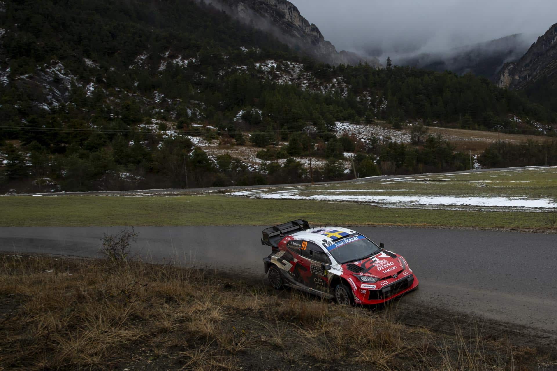 El piloto sueco Oliver Solberg (Toyota), durante la etapa de este viernes en el Rally de Montecarlo. EFE/MEN Reporter Media LTD
