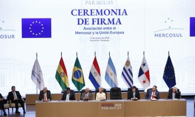 La presidenta de la Comisión Europea, Ursula von der Leyen (c), el jefe del Consejo Europeo, António Costa (ci), los presidentes de Argentina, Javier Milei (3d), de Uruguay Yamandú Orsi (2d), de Bolivia, Rodrigo Paz (3i), de Panamá, José Raúl Mulino (2i) y el ministro de Relaciones Exteriores de Brasil, Mauro Vieira (d), asisten a la ceremonia de la firma del acuerdo de libre comercio entre la Unión Europea (UE) y los países del Mercosur este sábado, en Asunción (Paraguay). La ceremonia para la firma del histórico acuerdo empezó en el Gran Teatro José Asunción Flores de Asunción, dentro de la sede del Banco Central de Paraguay. EFE/ Juan Pablo Pino