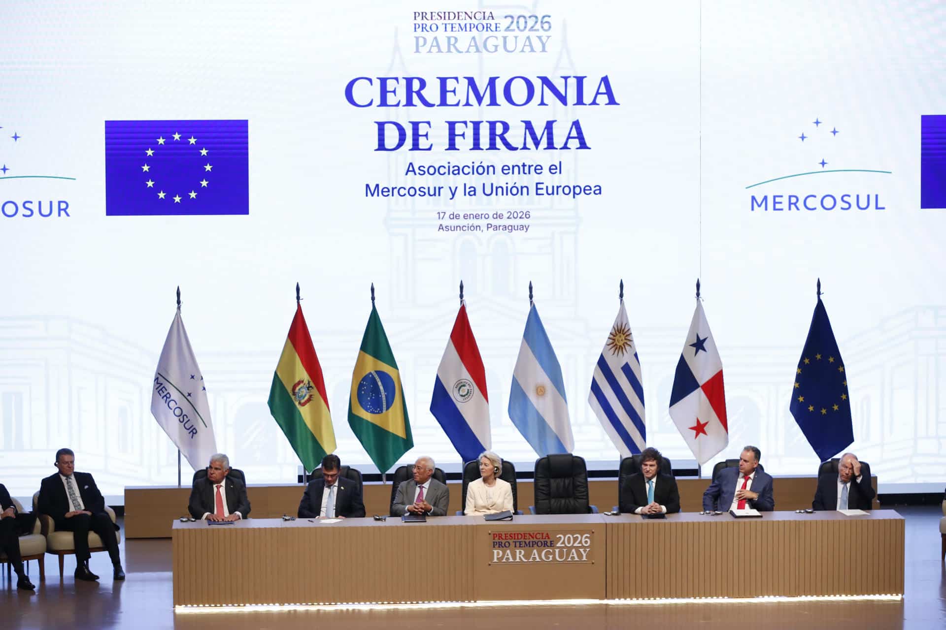La presidenta de la Comisión Europea, Ursula von der Leyen (c), el jefe del Consejo Europeo, António Costa (ci), los presidentes de Argentina, Javier Milei (3d), de Uruguay Yamandú Orsi (2d), de Bolivia, Rodrigo Paz (3i), de Panamá, José Raúl Mulino (2i) y el ministro de Relaciones Exteriores de Brasil, Mauro Vieira (d), asisten a la ceremonia de la firma del acuerdo de libre comercio entre la Unión Europea (UE) y los países del Mercosur este sábado, en Asunción (Paraguay). La ceremonia para la firma del histórico acuerdo empezó en el Gran Teatro José Asunción Flores de Asunción, dentro de la sede del Banco Central de Paraguay. EFE/ Juan Pablo Pino
