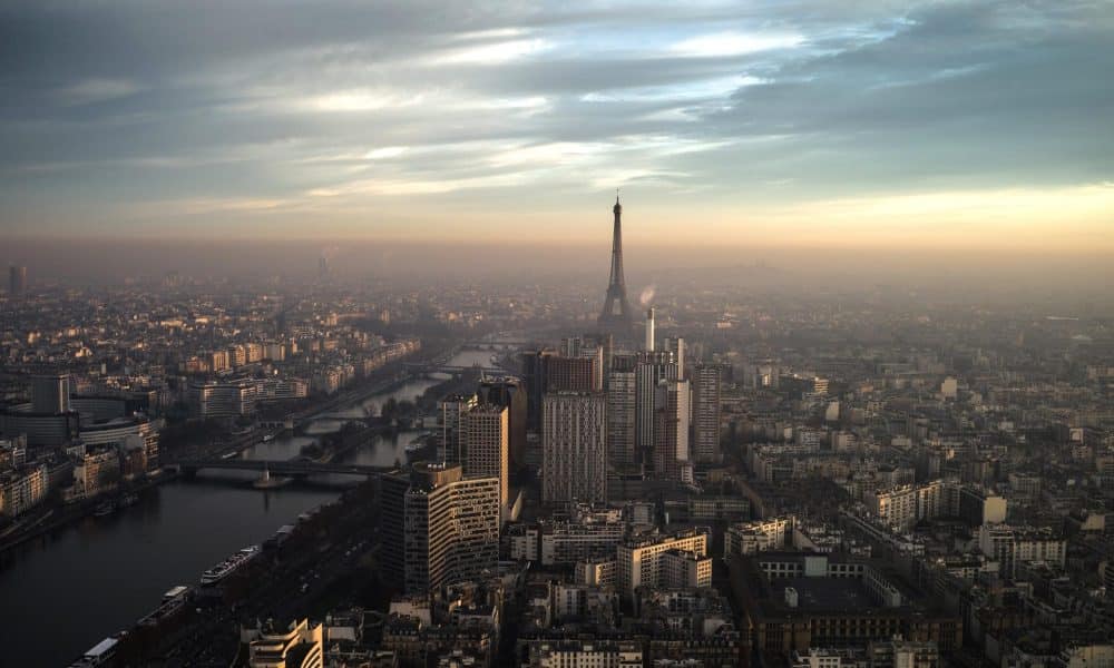 En la imagen de archivo, vista aérea de la ciudad de París con su representativa torre Eiffel, en Francia. EFE/Yoan Valat