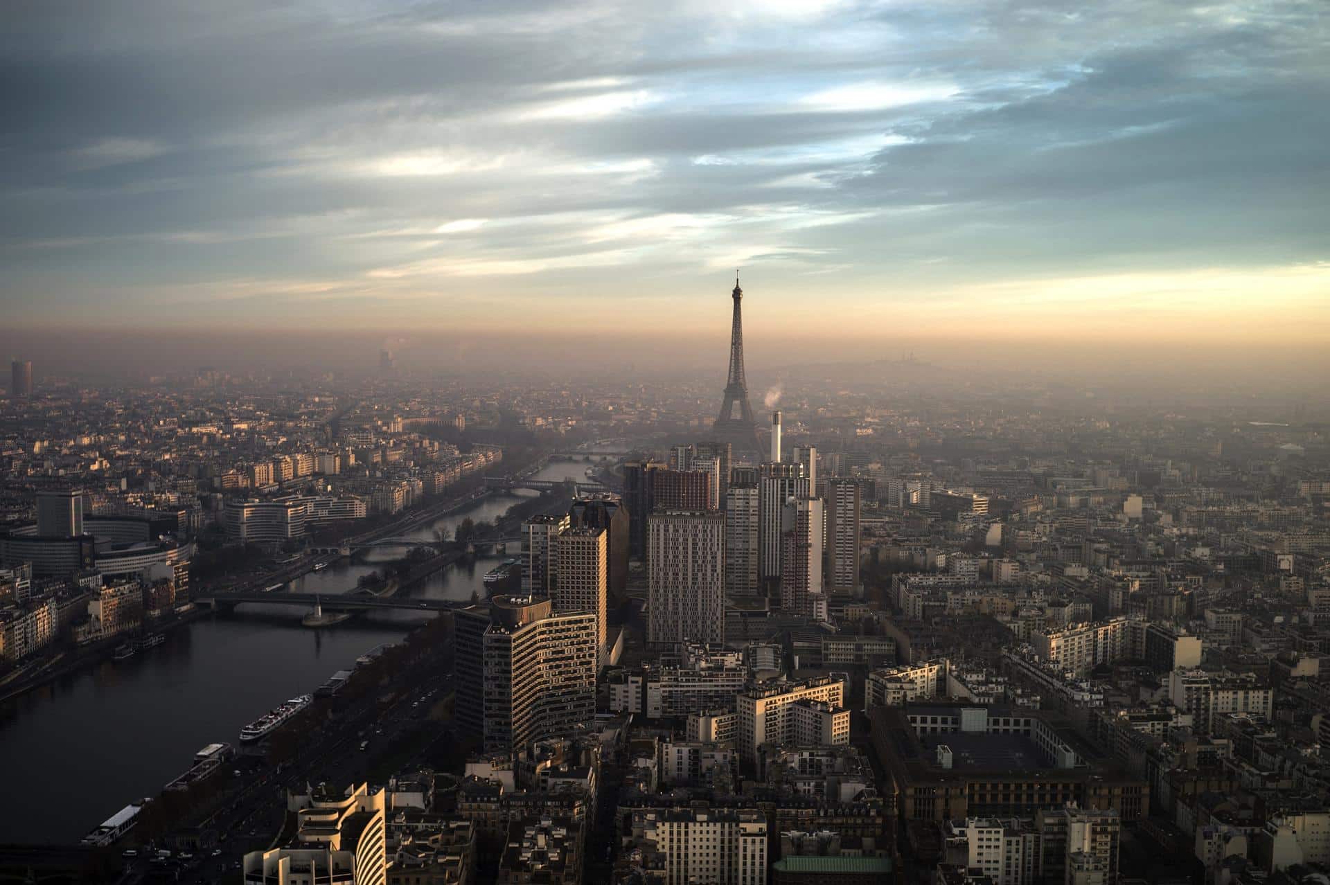 En la imagen de archivo, vista aérea de la ciudad de París con su representativa torre Eiffel, en Francia. EFE/Yoan Valat