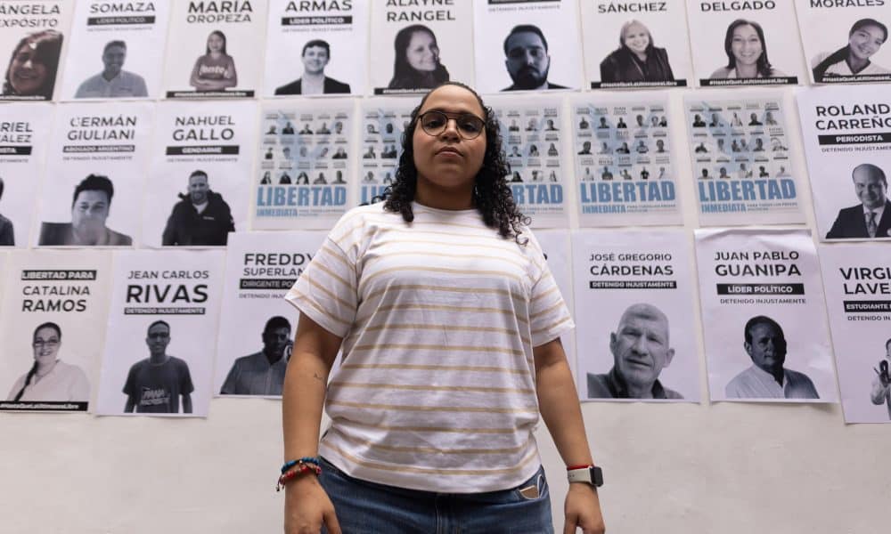 La venezolana Gabriela Hernández, hija de la detenida Nélida Sánchez posa en el Centro Venezolano Argentino este jueves, en Buenos Aires (Argentina). EFE/ Juan Ignacio Roncoroni