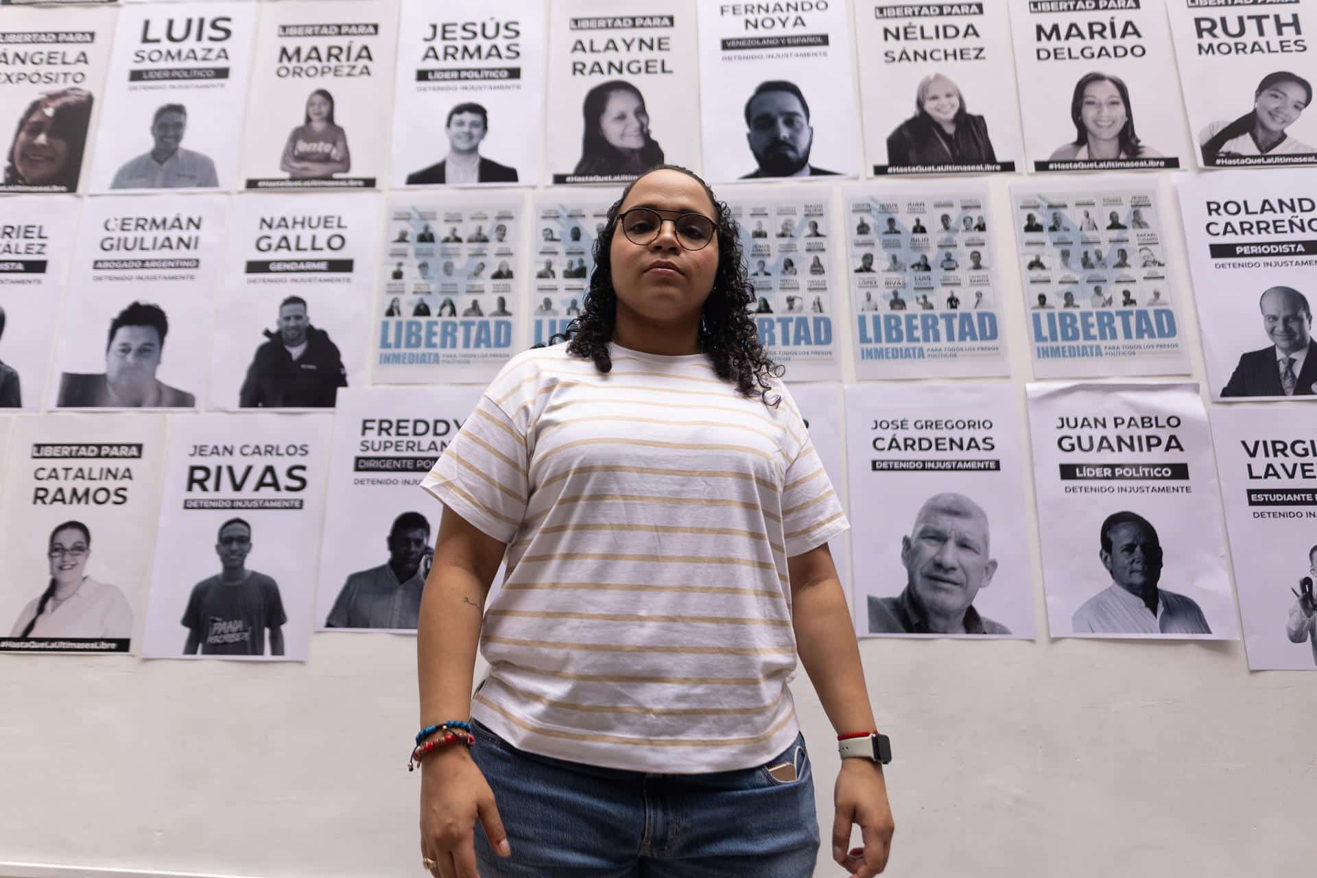 La venezolana Gabriela Hernández, hija de la detenida Nélida Sánchez posa en el Centro Venezolano Argentino este jueves, en Buenos Aires (Argentina). EFE/ Juan Ignacio Roncoroni