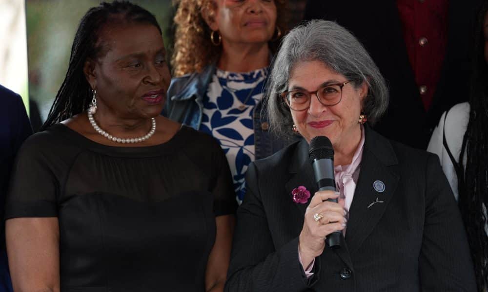 La alcaldesa del condado de Miami-Dade, Daniella Levine Cava (d), habla durante un evento este lunes, en Miami (Estados Unidos). EFE/ Alberto Boal