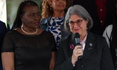 La alcaldesa del condado de Miami-Dade, Daniella Levine Cava (d), habla durante un evento este lunes, en Miami (Estados Unidos). EFE/ Alberto Boal