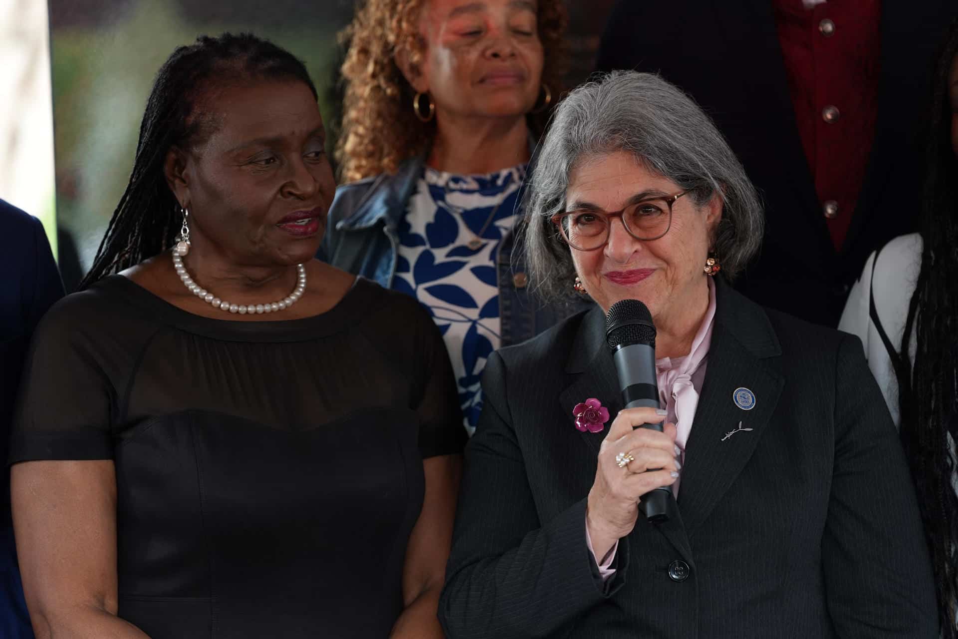 La alcaldesa del condado de Miami-Dade, Daniella Levine Cava (d), habla durante un evento este lunes, en Miami (Estados Unidos). EFE/ Alberto Boal