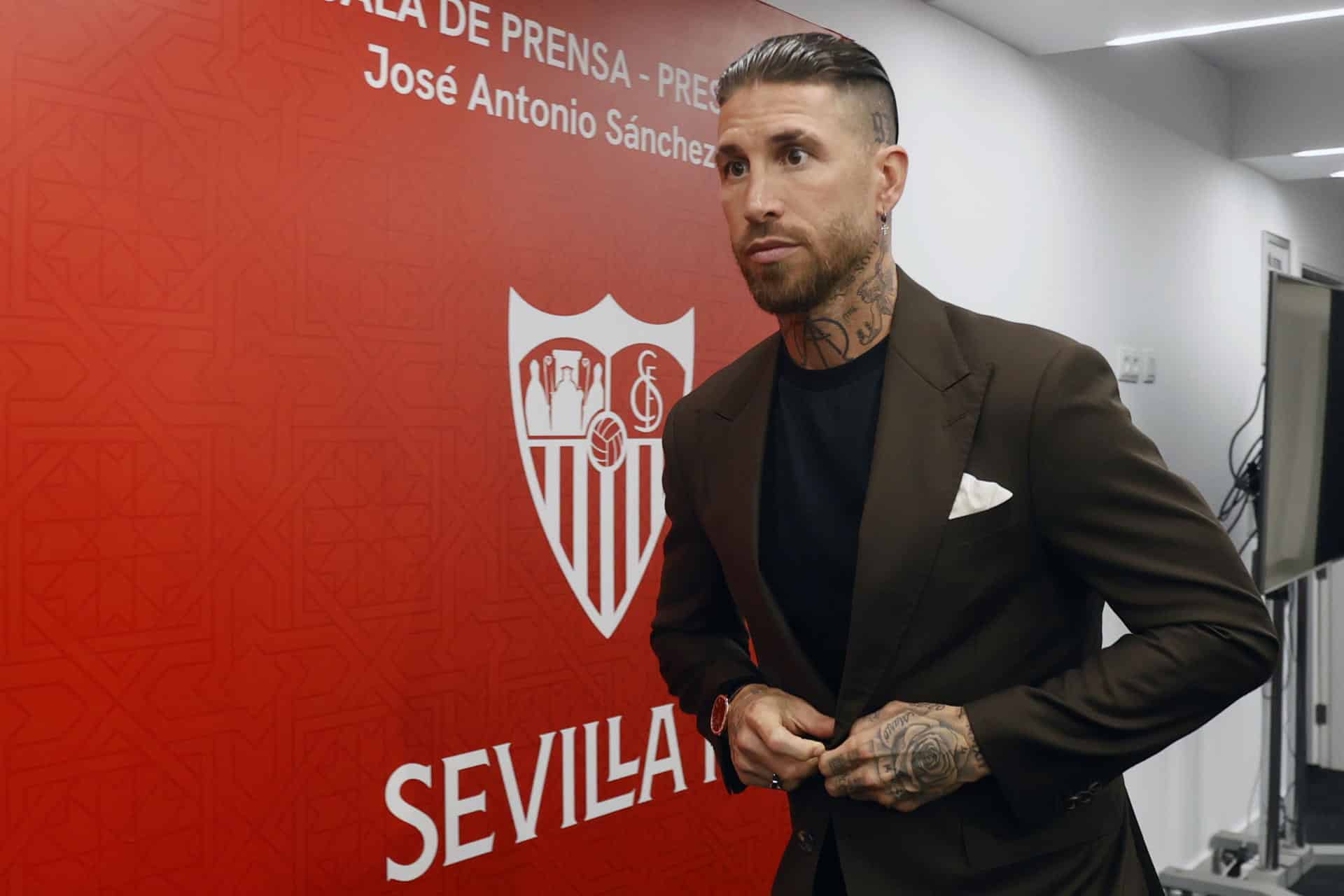 El futbolista Sergio Ramos a su llegada a la rueda de prensa donde se despidíó del club sevillista, el 18 de junio de 2024. EFE/José Manuel Vidal