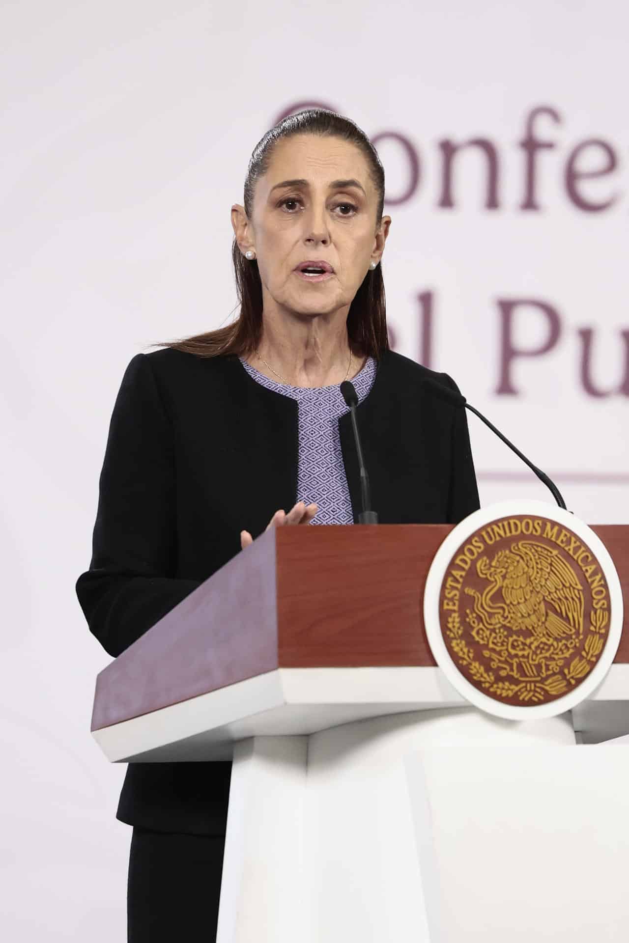 La presidenta de México, Claudia Sheinbaum, habla durante una rueda de prensa este jueves, en el Palacio Nacional de Ciudad de México (México). EFE/José Méndez