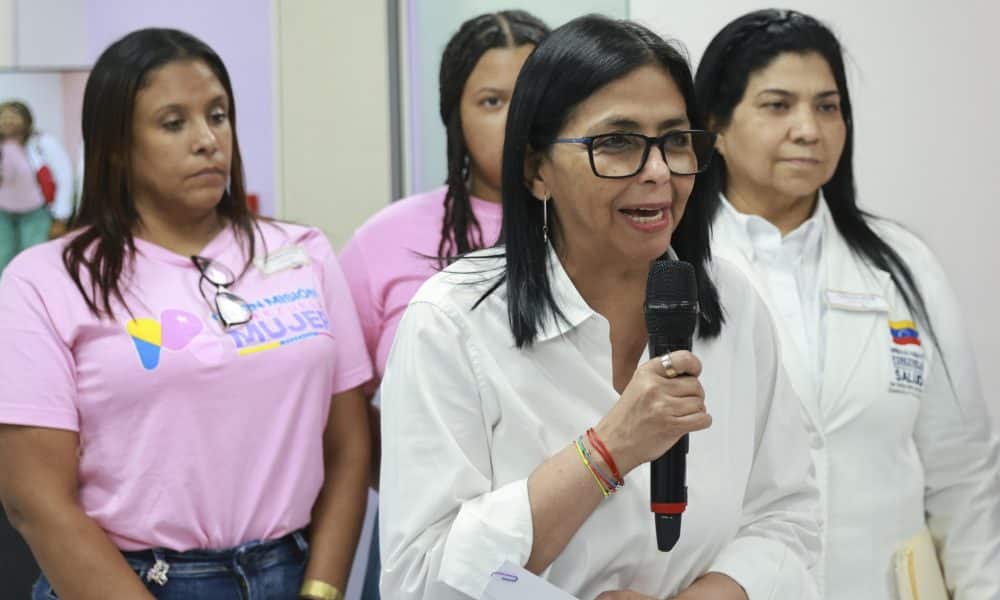 Fotografía cedida por el Palacio de Miraflores de la presidenta encargada de Venezuela, Delcy Rodriguez (c), en un acto de gobierno, en Caracas (Venezuela). EFE/ Palacio de Miraflores