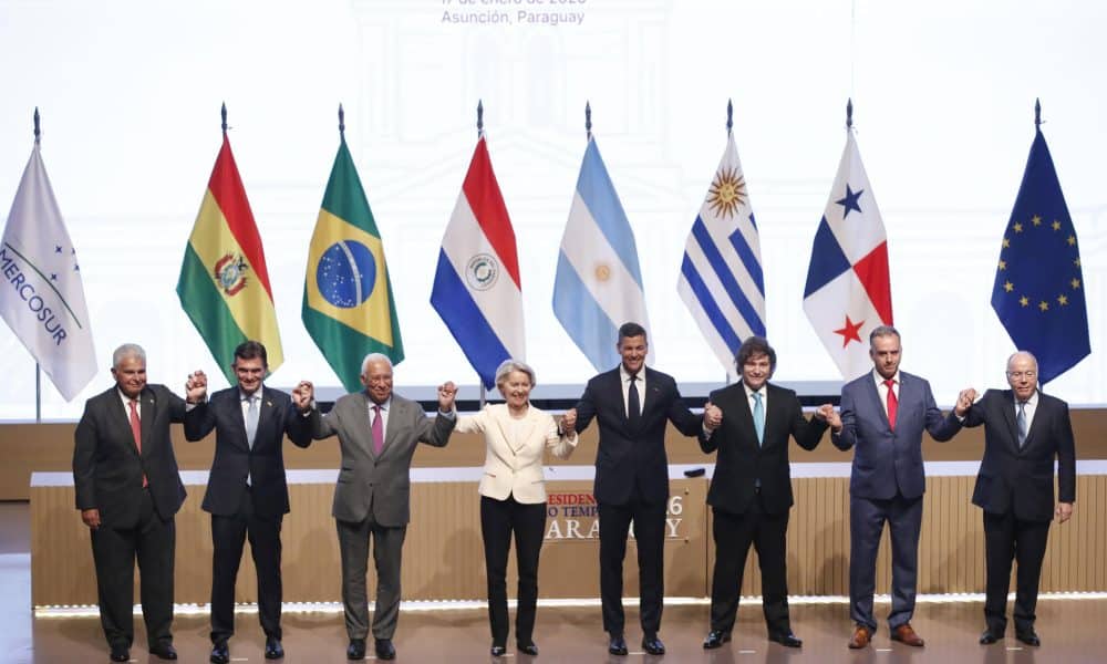 De izquierda a derecha, el presidente de Panamá, Raúl Mulino, el presidente de Bolivia, Rodrigo Paz, el jefe del Consejo Europeo, António Costa, la presidenta de la Comisión Europea, Ursula von der Leyen, el presidente de Paraguay, Santiago Peña, el presidente de Argentina, Javier Milei, el presidente de Uruguay, Yamandú Orsi y el ministro de Relaciones Exteriores de Brasil, Mauro Vieira, posan durante la firma del acuerdo de libre comercio entre la Unión Europea (UE) y los países del Mercosur este sábado, en Asunción (Paraguay). EE/ Juan Pablo Pino