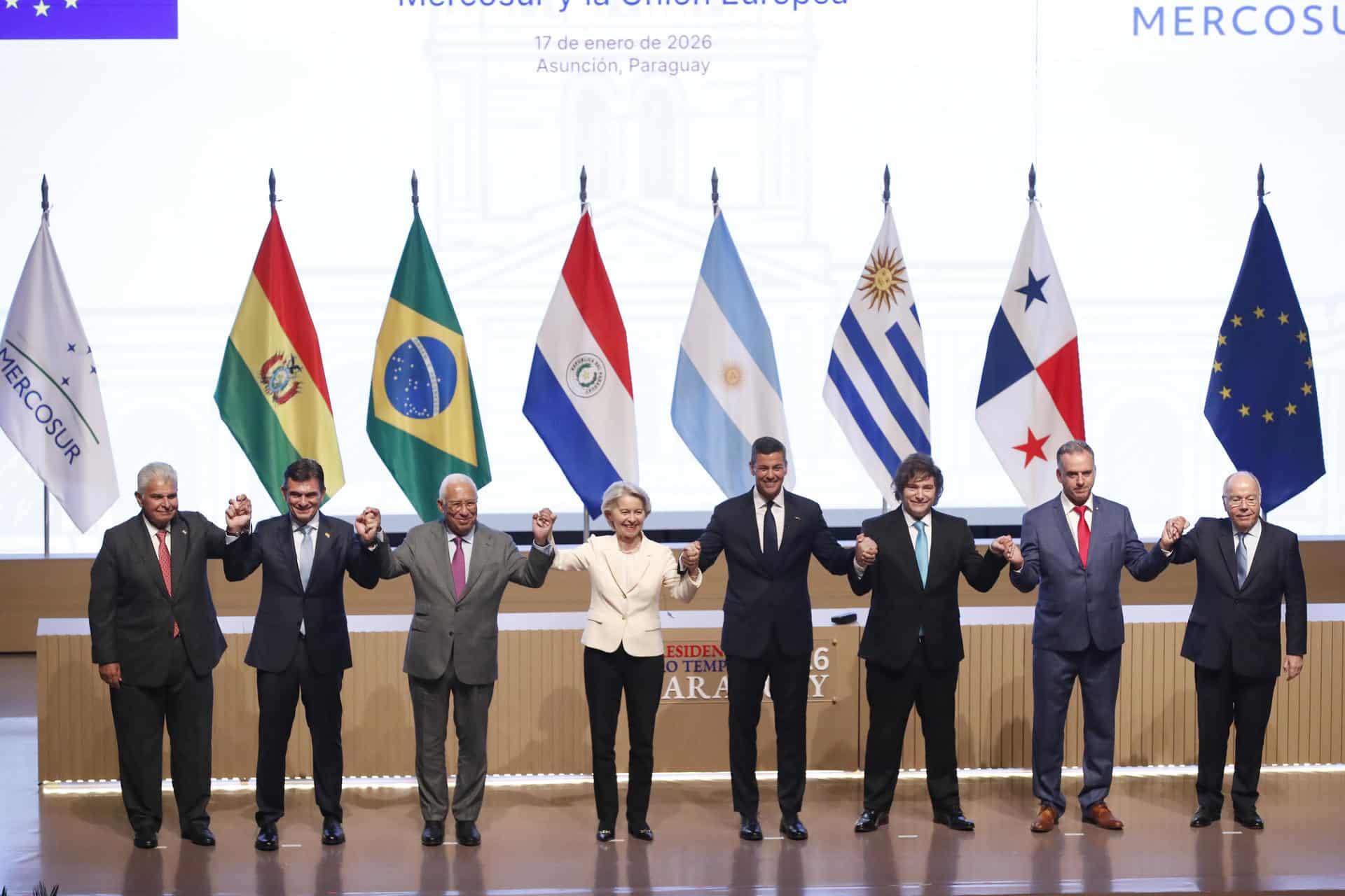 De izquierda a derecha, el presidente de Panamá, Raúl Mulino, el presidente de Bolivia, Rodrigo Paz, el jefe del Consejo Europeo, António Costa, la presidenta de la Comisión Europea, Ursula von der Leyen, el presidente de Paraguay, Santiago Peña, el presidente de Argentina, Javier Milei, el presidente de Uruguay, Yamandú Orsi y el ministro de Relaciones Exteriores de Brasil, Mauro Vieira, posan durante la firma del acuerdo de libre comercio entre la Unión Europea (UE) y los países del Mercosur este sábado, en Asunción (Paraguay). EE/ Juan Pablo Pino