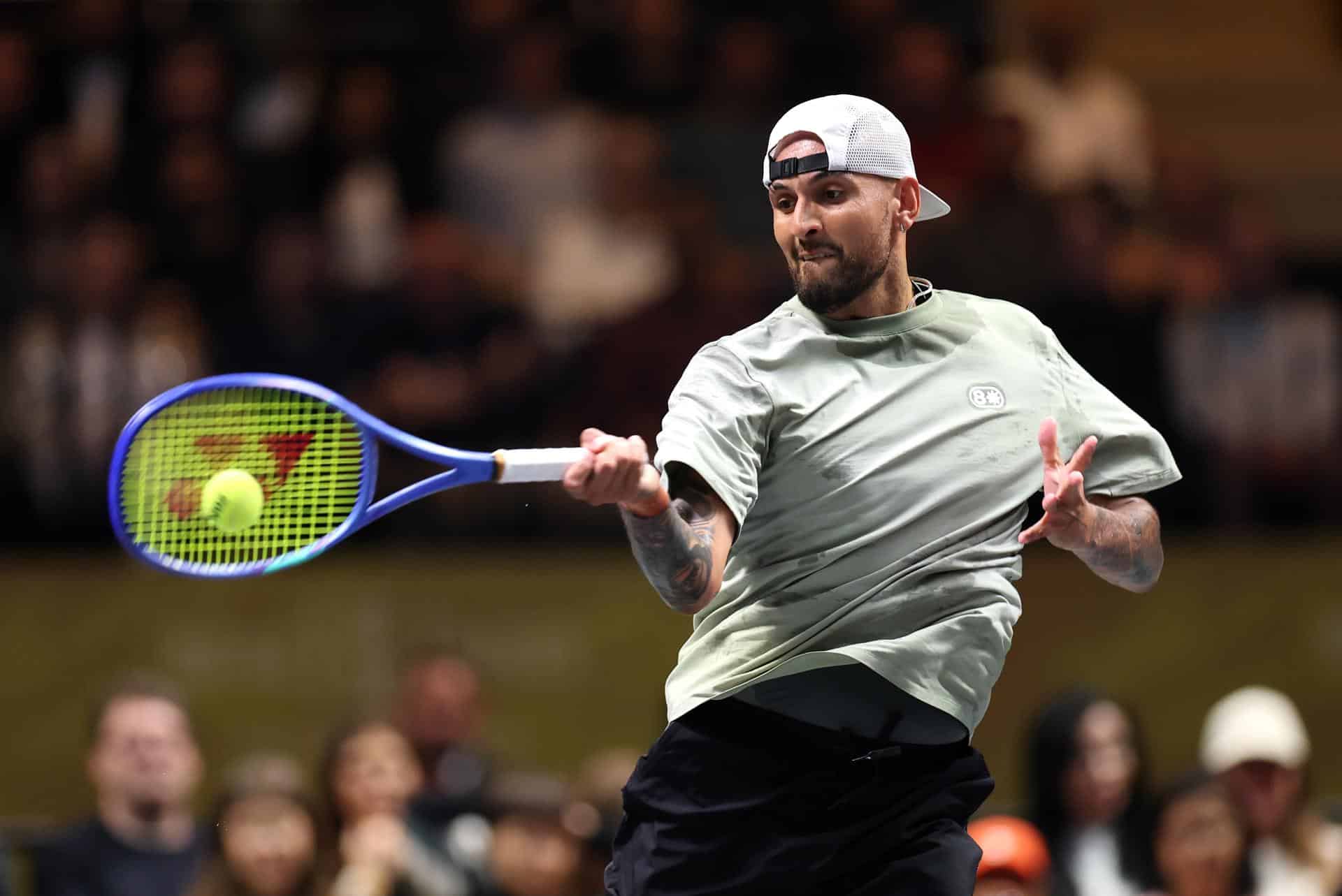 El australiano Nick Kyrgios, el pasado 28 de diciembre, durante el partido de exhibición denominado la "Batalla de los Sexos" contra la bielorrusa Aryna Sabalenka, disputado en Dubai. EFE/EPA/Christopher Pike / POOL