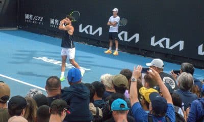 Decenas de aficionados asisten a un entrenamiento del tenista español Carlos Alcaraz en el Parque de Melbourne, sede del Abierto de Australia. Alcaraz ha encendido una auténtica "Alcarazmanía" en el Abierto de Australia, donde aficionados de distintas partes del mundo abarrotan las gradas con la ilusión de verle conquistar el único Grand Slam que falta en su palmarés. EFE/ Edurne Morillo