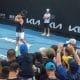 Decenas de aficionados asisten a un entrenamiento del tenista español Carlos Alcaraz en el Parque de Melbourne, sede del Abierto de Australia. Alcaraz ha encendido una auténtica "Alcarazmanía" en el Abierto de Australia, donde aficionados de distintas partes del mundo abarrotan las gradas con la ilusión de verle conquistar el único Grand Slam que falta en su palmarés. EFE/ Edurne Morillo