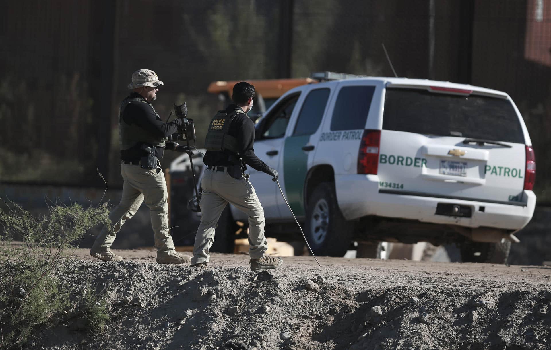 Elementos de la Patrulla Fronteriza custodian en la franja fronteriza en Ciudad Juárez (México), frontera con El Paso, Texas. Imagen de archivo. EFE/ Luis Torres