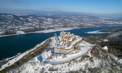 Fotografía aérea que muestra el castillo de Visegrad y el río Danubio este jueves en Visegrad (Hungría) EFE/ Zoltan Mathe