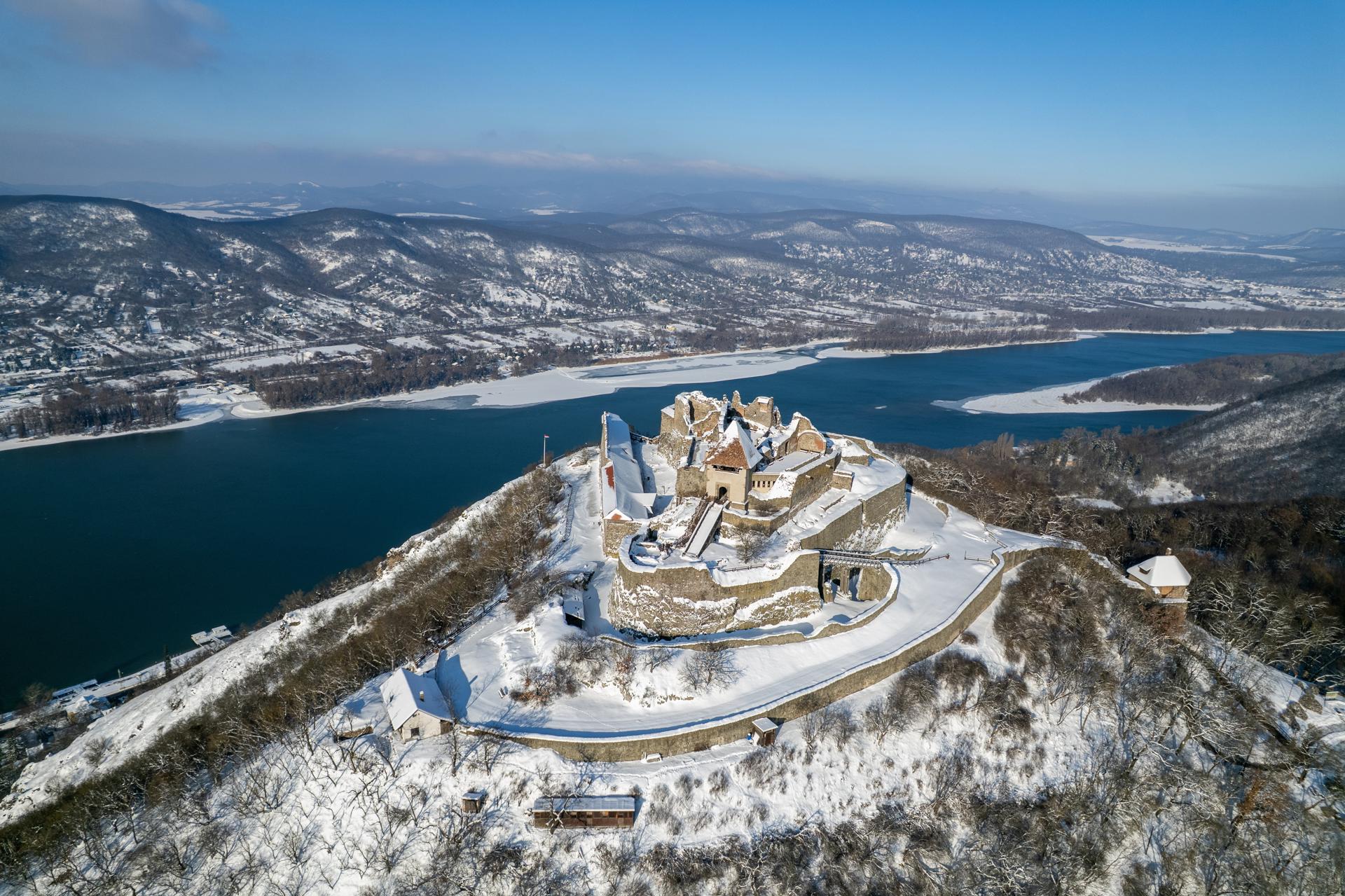 Fotografía aérea que muestra el castillo de Visegrad y el río Danubio este jueves en Visegrad (Hungría) EFE/ Zoltan Mathe