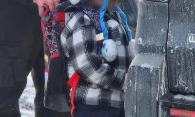 Fotografía cedida por Columbia Heights Public Schools, que muestra a un niño siendo detenido por agentes de Inmigración y Control de Aduanas (ICE) en Mineápolis (EE.UU). EFE/ Columbia Heights Public Schools /SOLO USO EDITORIAL/NO VENTAS/SOLO DISPONIBLE PARA ILUSTRAR LA NOTICIA QUE ACOMPAÑA (CRÉDITO OBLIGATORIO)