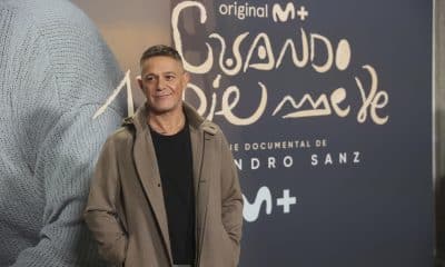 El cantante Alejandro Sanz posa para los medios durante el pase gráfico del estreno de su serie documental "Cuando nadie me ve", este martes en Madrid. EFE/Víctor Lerena