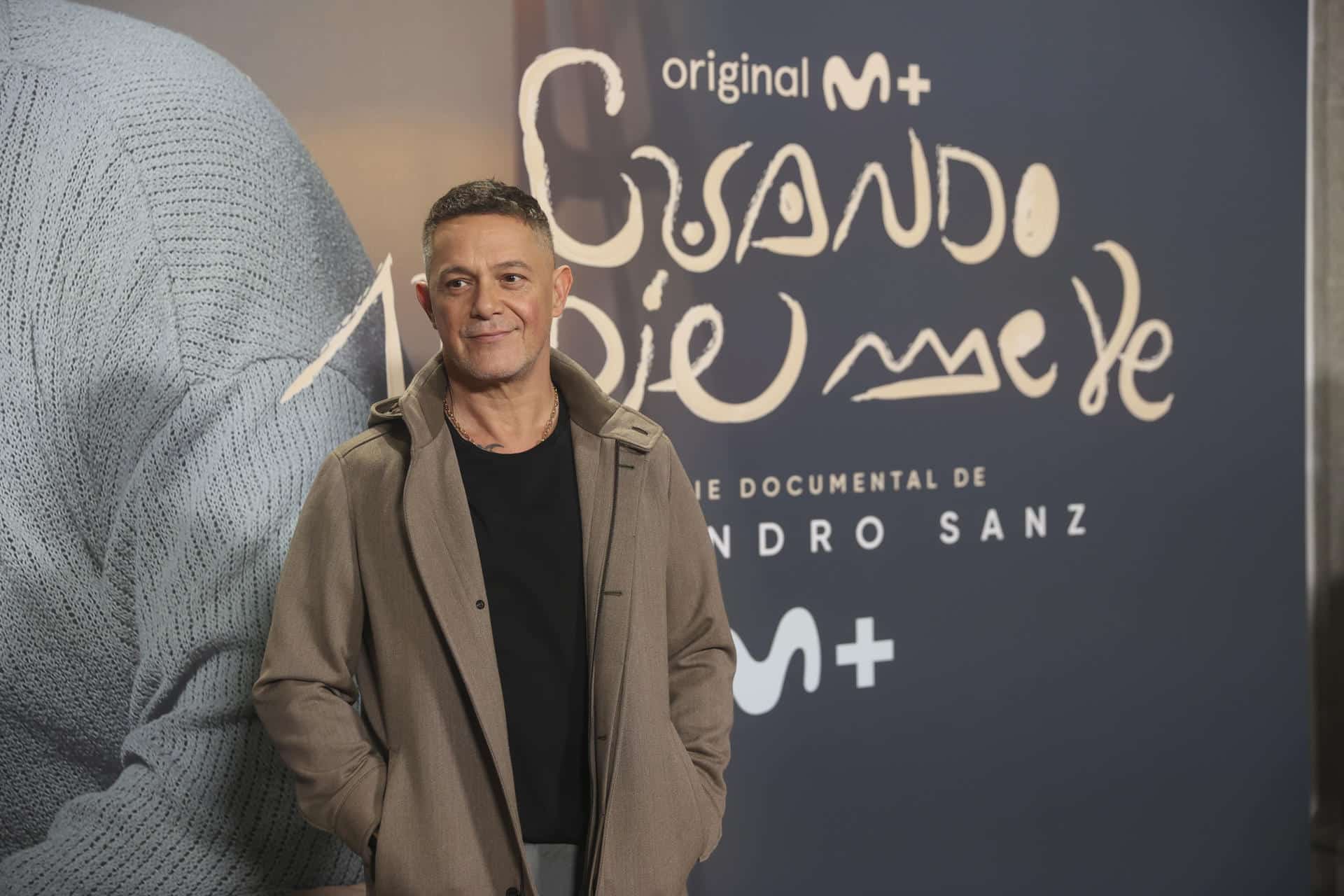 El cantante Alejandro Sanz posa para los medios durante el pase gráfico del estreno de su serie documental "Cuando nadie me ve", este martes en Madrid. EFE/Víctor Lerena