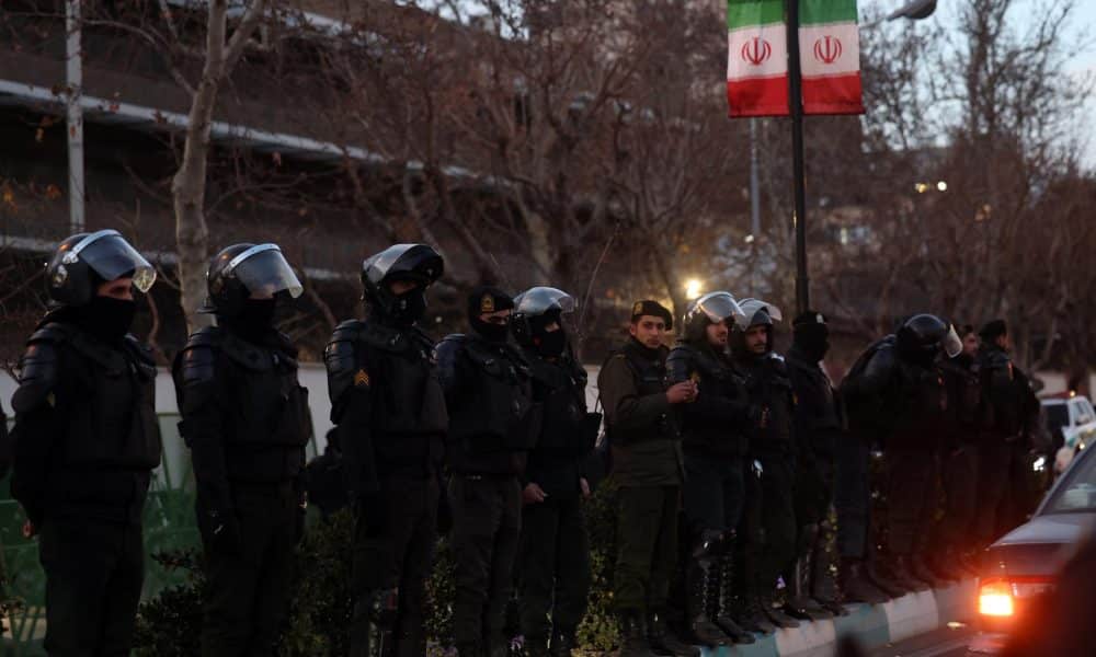 Policías iraníes desplegados en Teherán el 14 de enero. EFE/EPA/ABEDIN TAHERKENAREH