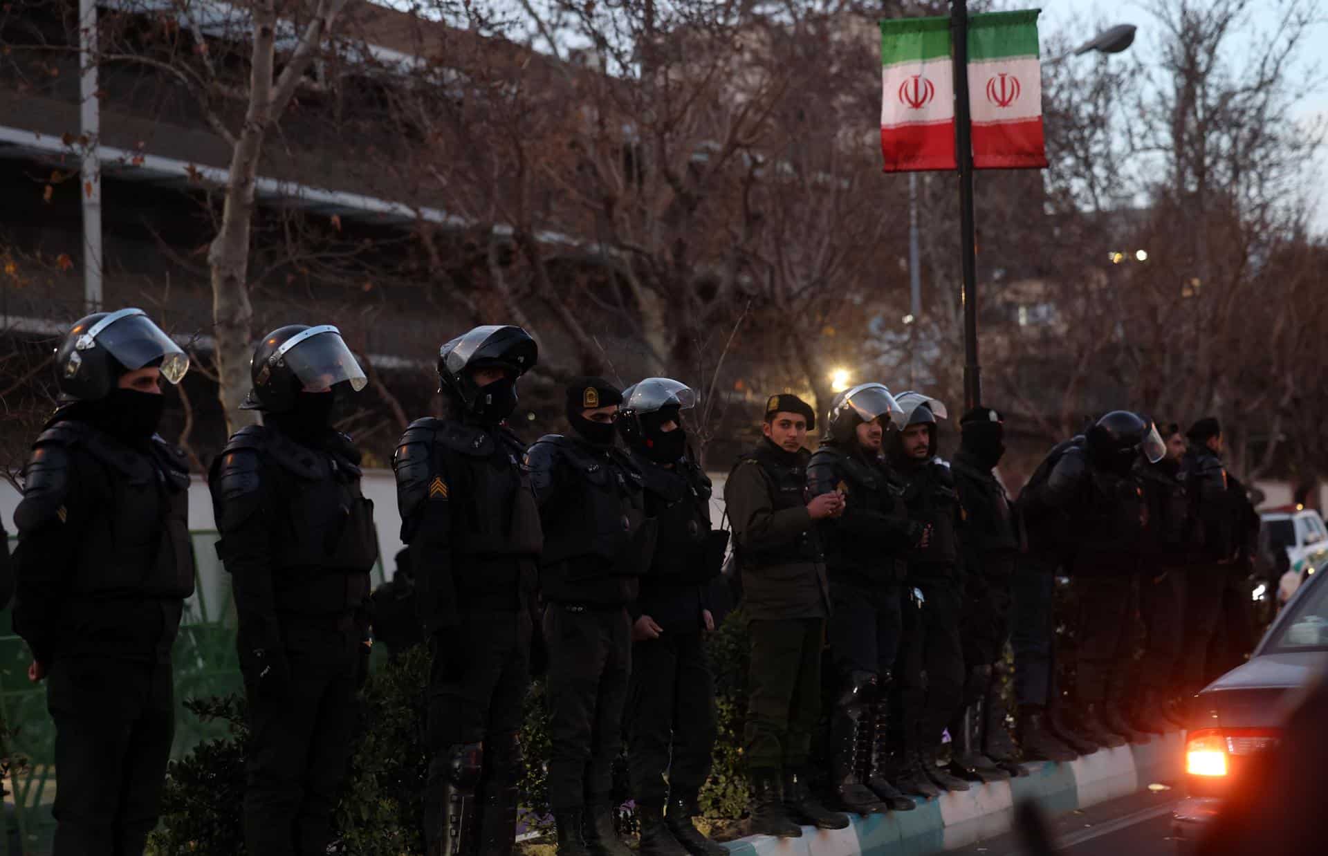 Policías iraníes desplegados en Teherán el 14 de enero. EFE/EPA/ABEDIN TAHERKENAREH