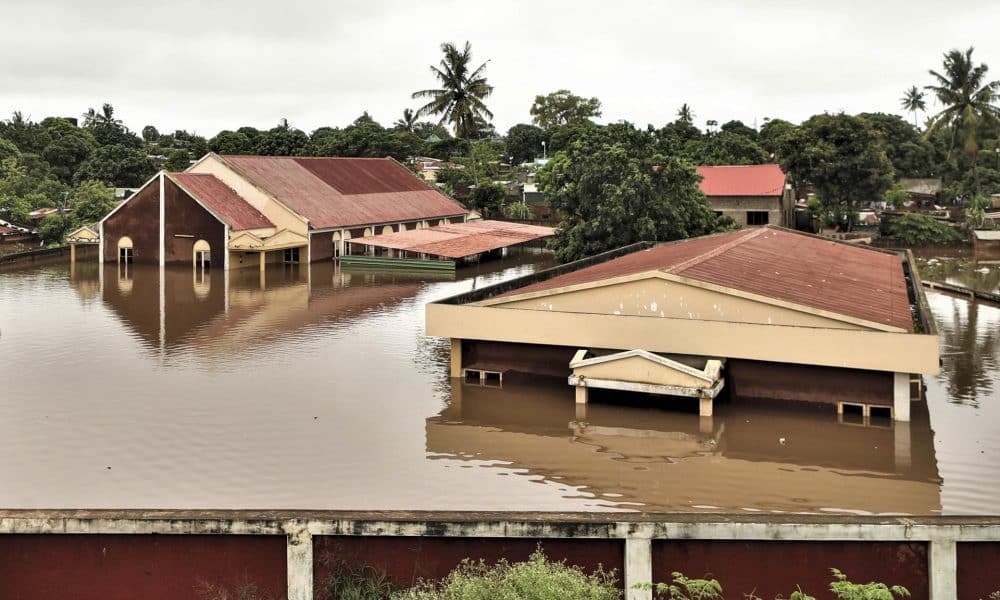 Fotografía de archivo de casas inundadas en Maputo, Mozambique, el pasado 16 de enero, después de varios días de fuertes lluvias continuadas. EFE/EPA/LUISA NHANTUMBO