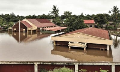 Fotografía de archivo de casas inundadas en Maputo, Mozambique, el pasado 16 de enero, después de varios días de fuertes lluvias continuadas. EFE/EPA/LUISA NHANTUMBO