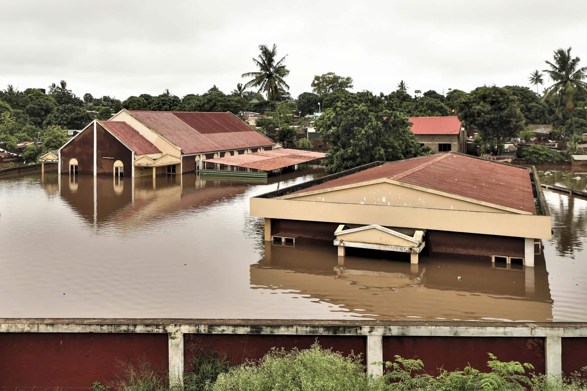 Fotografía de archivo de casas inundadas en Maputo, Mozambique, el pasado 16 de enero, después de varios días de fuertes lluvias continuadas. EFE/EPA/LUISA NHANTUMBO