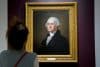 Una persona observa el retrato del expresidente de Estados Unidos George Washington (1789-1797) hecho por el artista Gilbert Stuart (1755-1828), este jueves Nueva York (Estados Unidos). EFE/ Ángel Colmenares