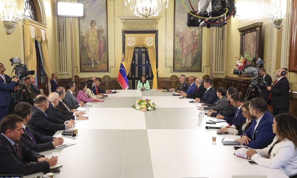 Fotografía cedida por el Palacio de Miraflores que muestra a la presidenta encargada de Venezuela, Delcy Rodríguez, en un acto de gobierno, en Caracas (Venezuela). EFE/ Palacio de Miraflores