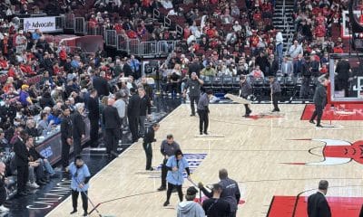 El partido entre Chicago Bulls y Miami Heat programado este jueves fue aplazado por un problema de condensación en la pista del United Center de Chicago. EFE/ Andrea Montolivo