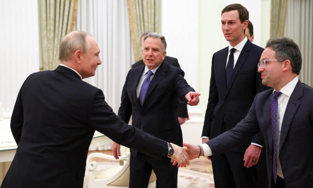 El presidente ruso, Vladímir Putin (d), estrecha la mano del comisionado del Servicio Federal de Adquisiciones de Estados Unidos, Josh Gruenbaum (d), junto al enviado especial del presidente estadounidense Donald Trump, Steve Witkoff (c), y su yerno Jared Kushner (2.º d), antes de una reunión en el Kremlin, en Moscú, Rusia, el 22 de enero de 2026. EFE/EPA/ALEXANDER KAZAKOV/SPUTNIK/KREMLIN POOL / POOL MANDATORY CREDIT