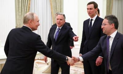 El presidente ruso, Vladímir Putin (d), estrecha la mano del comisionado del Servicio Federal de Adquisiciones de Estados Unidos, Josh Gruenbaum (d), junto al enviado especial del presidente estadounidense Donald Trump, Steve Witkoff (c), y su yerno Jared Kushner (2.º d), antes de una reunión en el Kremlin, en Moscú, Rusia, el 22 de enero de 2026. EFE/EPA/ALEXANDER KAZAKOV/SPUTNIK/KREMLIN POOL / POOL MANDATORY CREDIT