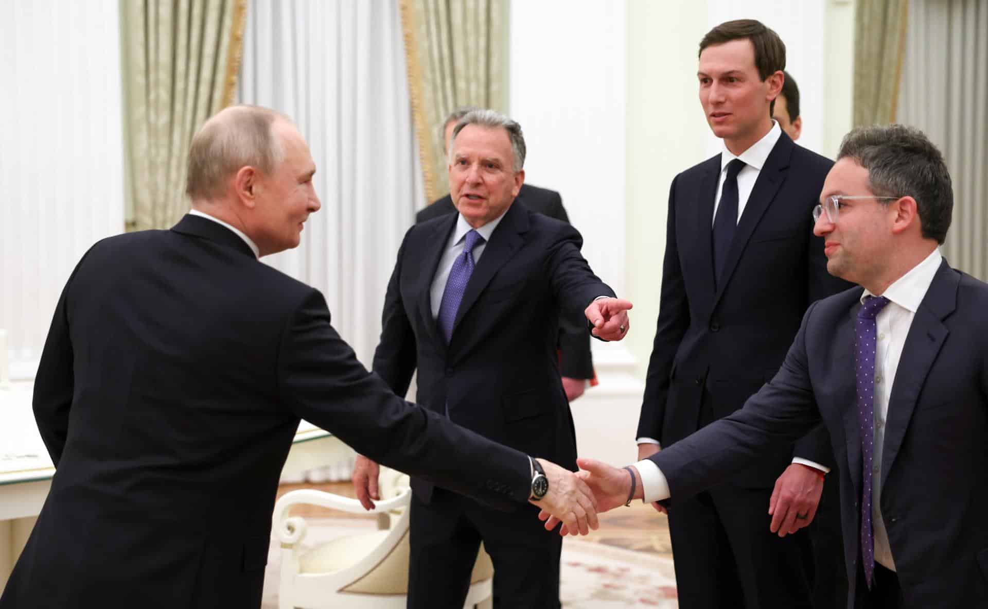 El presidente ruso, Vladímir Putin (d), estrecha la mano del comisionado del Servicio Federal de Adquisiciones de Estados Unidos, Josh Gruenbaum (d), junto al enviado especial del presidente estadounidense Donald Trump, Steve Witkoff (c), y su yerno Jared Kushner (2.º d), antes de una reunión en el Kremlin, en Moscú, Rusia, el 22 de enero de 2026. EFE/EPA/ALEXANDER KAZAKOV/SPUTNIK/KREMLIN POOL / POOL MANDATORY CREDIT