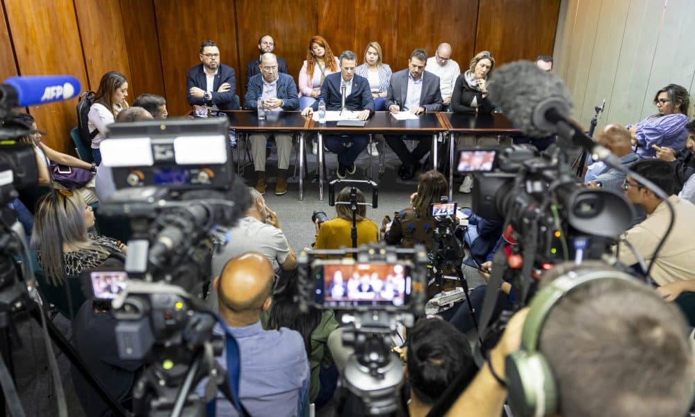 El parlamentario opositor, Henrique Capriles (c), habla en una rueda de prensa este lunes, en Caracas (Venezuela). EFE/ Miguel Gutiérrez