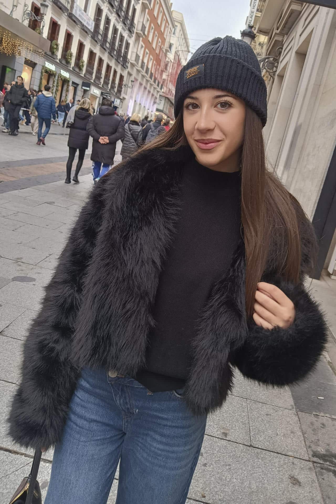 Pelo y más pelo. Ha llegado el momento de dejarse abrazar la estética 'furry', por la calidez de una textura que aparece esta temporada por dentro, pero sobre todo por fuera en abrigos y cazadoras. FOTO. EFE/Inma Tapia