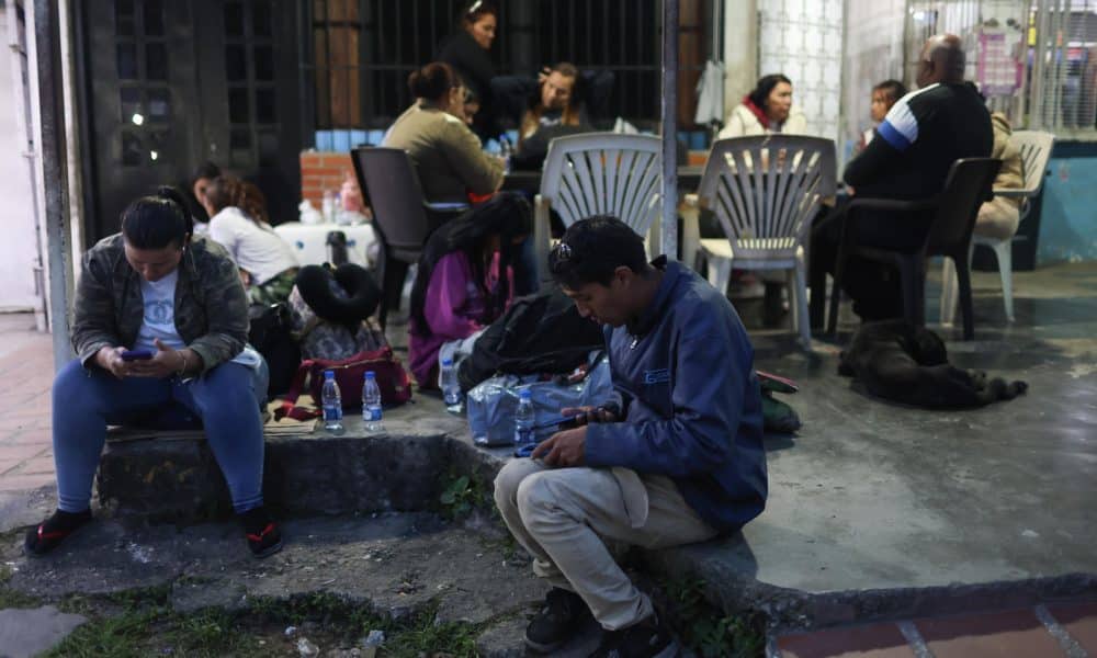 Familiares de presos políticos esperan cerca a la cárcel El Rodeo I este lunes, en Caracas (Venezuela). EFE/ Miguel Gutiérrez