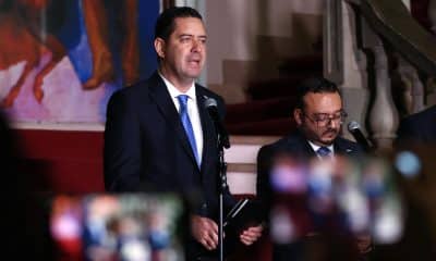 El nuevo ministro de Finanzas de Honduras, Emilio Hernández (c), habla durante una rueda de prensa este martes, en Tegucigalpa (Honduras). EFE/ Carlos Lemos