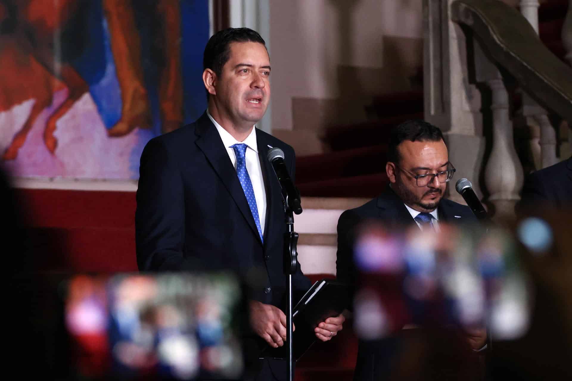 El nuevo ministro de Finanzas de Honduras, Emilio Hernández (c), habla durante una rueda de prensa este martes, en Tegucigalpa (Honduras). EFE/ Carlos Lemos
