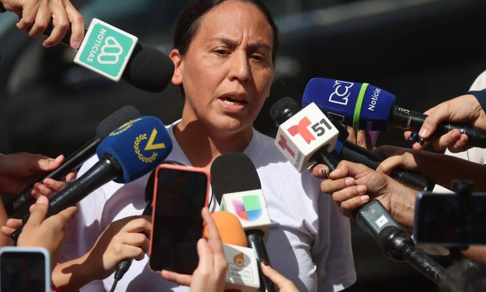 Martha Cambero, esposa de Nicmer Evans, habla con periodistas frente a la entrada de El Helicoide este jueves, en Caracas (Venezuela). EFE/ Miguel Gutiérrez