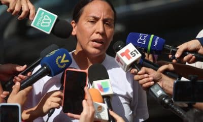 Martha Cambero, esposa de Nicmer Evans, habla con periodistas frente a la entrada de El Helicoide este jueves, en Caracas (Venezuela). EFE/ Miguel Gutiérrez