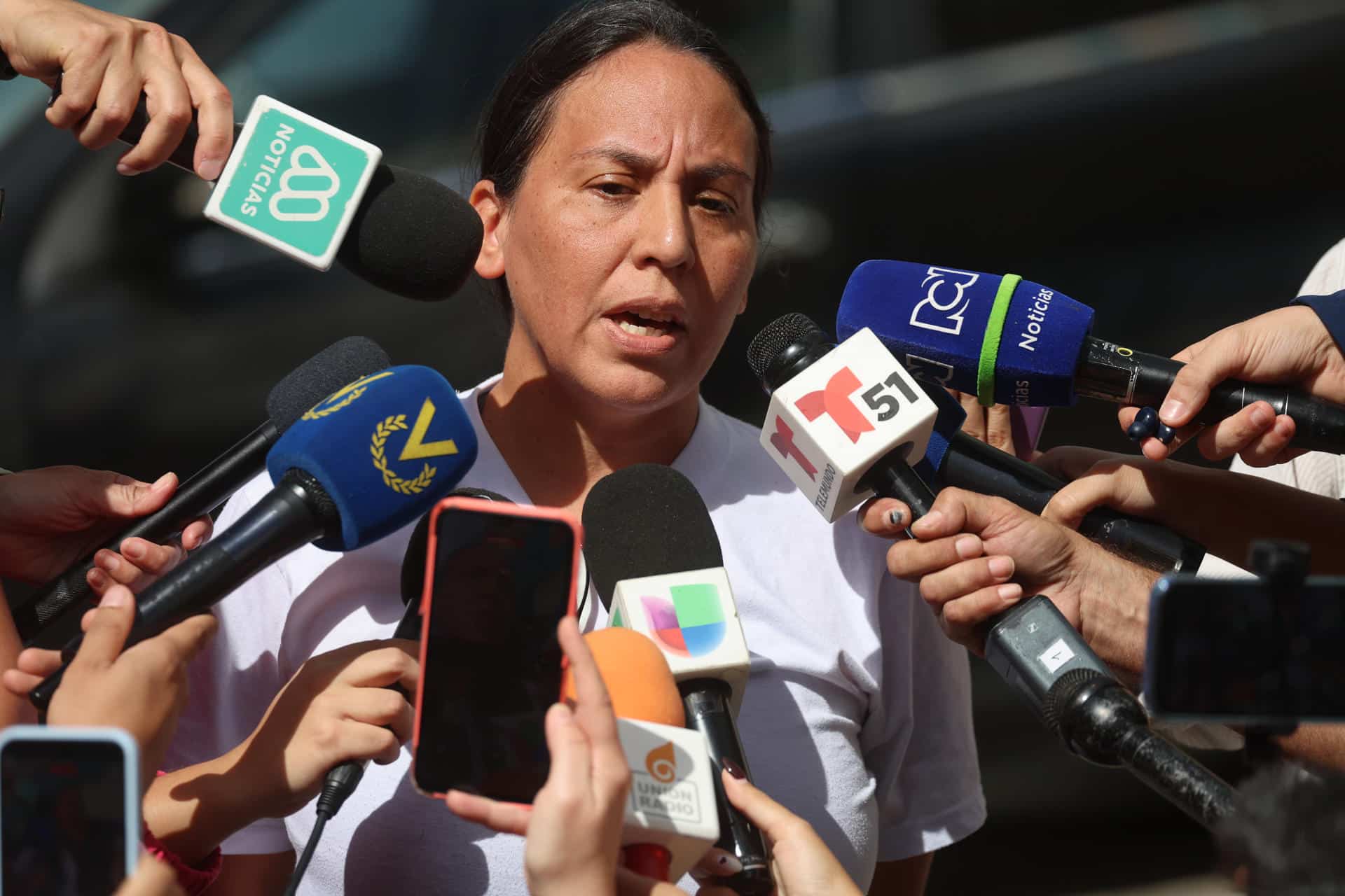 Martha Cambero, esposa de Nicmer Evans, habla con periodistas frente a la entrada de El Helicoide este jueves, en Caracas (Venezuela). EFE/ Miguel Gutiérrez